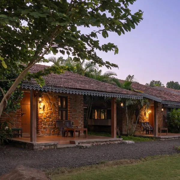 SaffronStays Lake House Marigold - 4 individual cottages with plunge pools near Sula Vineyard, Nashik, hotel din Nashik