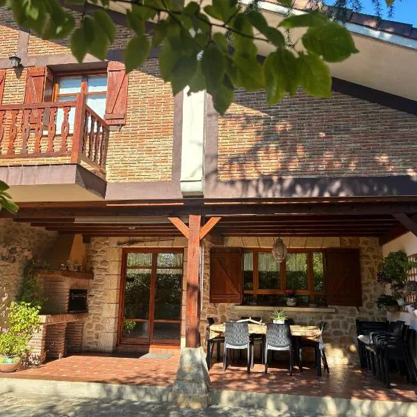 Caserio Arrigorri Casa Rural con jardín y barbacoa perfecto para grupos, hotel in Murguía
