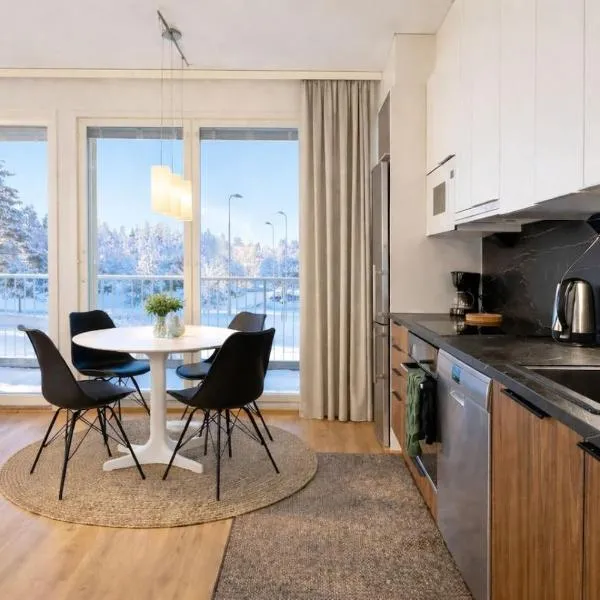Modern 2BR near OYS hospital, sauna & free parking, hótel í Oulu
