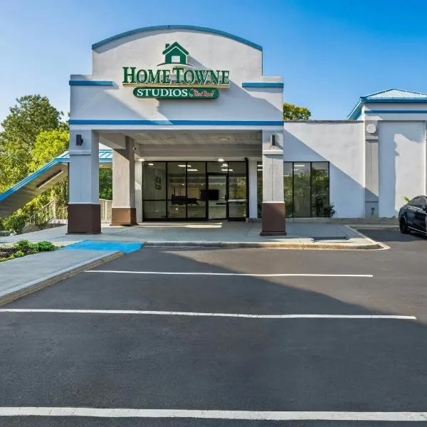 HomeTowne Studios by Red Roof Birmingham - Airport,伯明翰的飯店