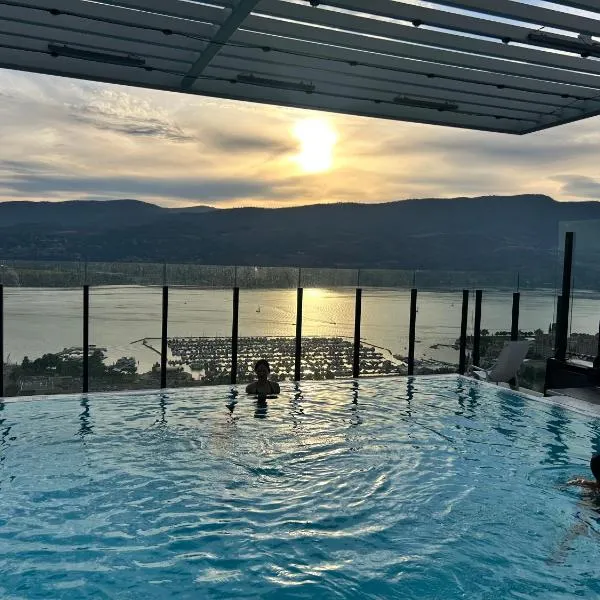 Million-Dollar Iconic Lakeview Downtown Signature 2-Bed 2-Bath Loft with infinite rooftop pool, khách sạn ở Kelowna