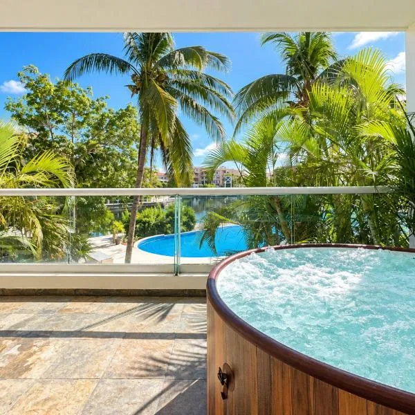 High-End Waterfront Condo at Secrets Waters: Puerto Aventuras'ta bir otel