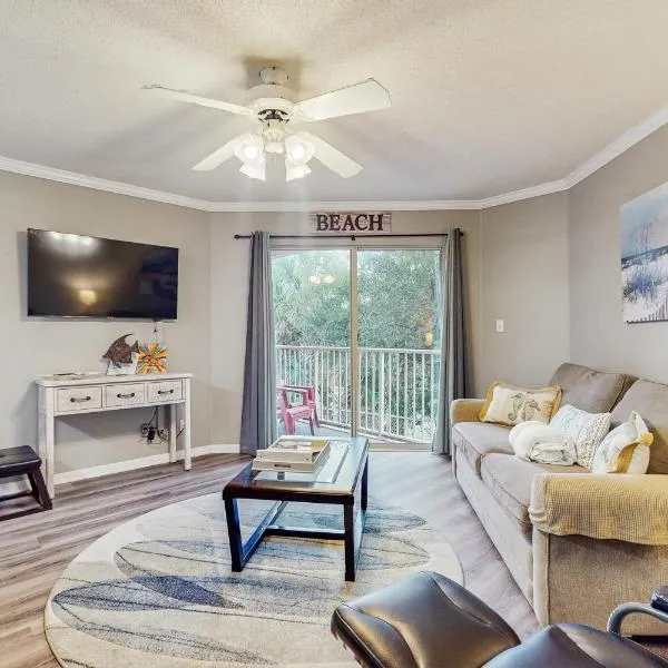 Cozy coastal condo with shared pool beach access and Wifi、デスティンのホテル