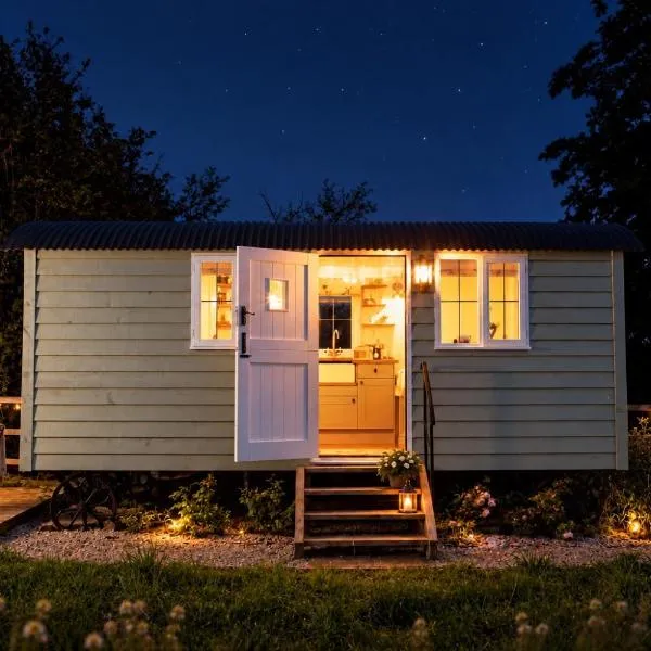 Starlight Shepherd Hut, מלון בLittleworth