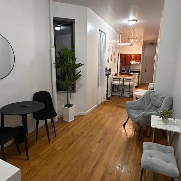Steps from Central Park - Cozy Room - Shared Bathroom, hotel in New York