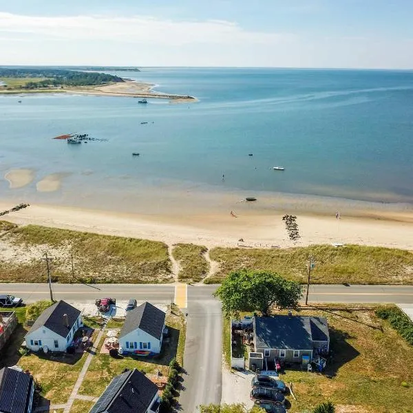 Across from Mayo beach walk to downtown: Wellfleet şehrinde bir otel