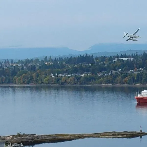 Quiet Ocean View Open Concept, Loft Style Studio within Forested Area, Near Parks & Ferry, hotel i Nanaimo