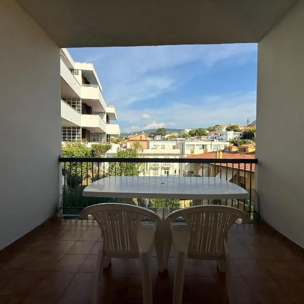 Viesnīca N060 - Numana, appartamento con garage a 100mt dal mare pilsētā Numana