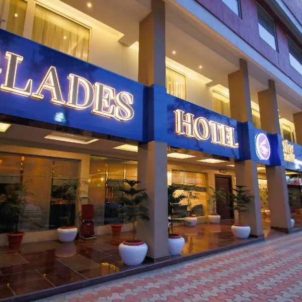 Glades Hotel, hotel a Kharar