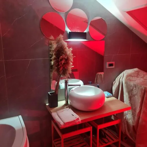 LA SUITE DEL DOGE - Suite Romantica Privata con Vasca, Caminetto estetico, Ingresso Indipendente, Angolo Fitness e Cromoterapia, khách sạn ở Alessandria