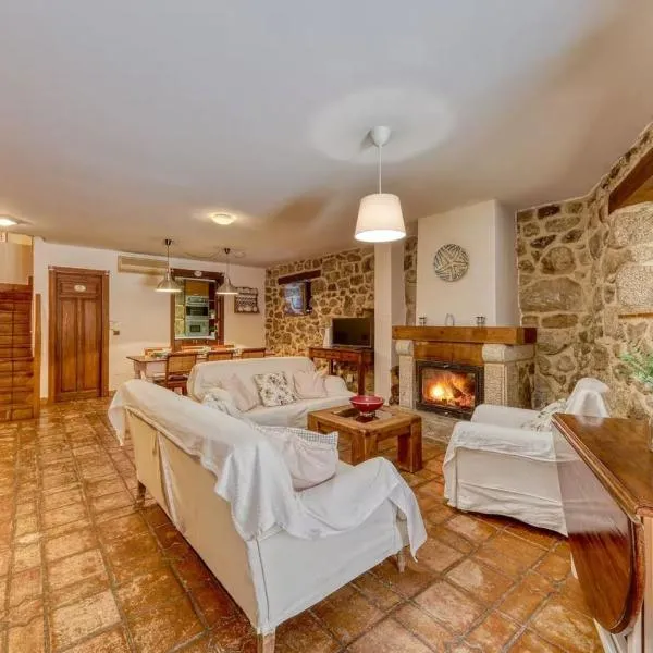 Antigua posada con baños en suite - El Reloj, hotel en Piedralaves