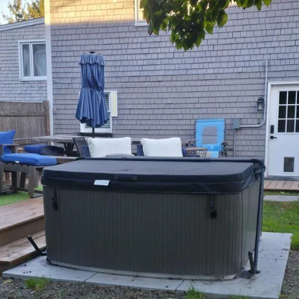 Middletown Modern Townhouse w/Hot Tub - RIBryan Properties, hotel en Middletown