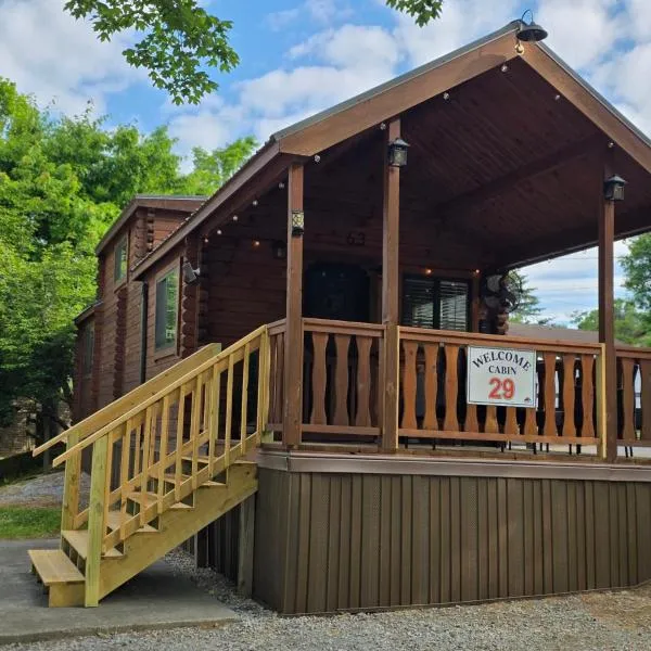 Family Cabin w Loft Arcade Pigeon Forge، فندق في بيدجن فورج