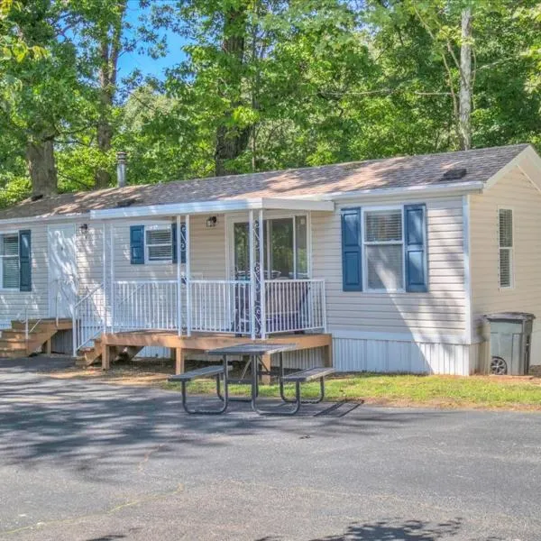 2BR Mountain Stay w King Bed Near Dollywood, hótel í Pigeon Forge