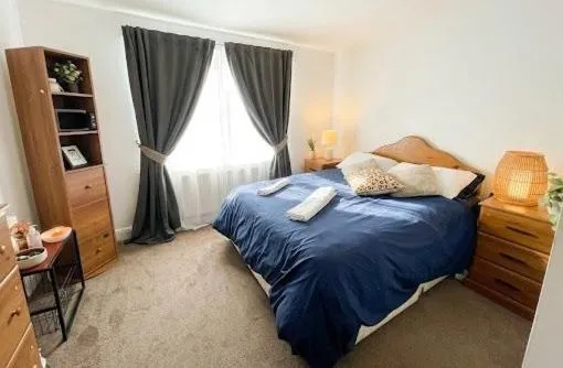 Cozy En-Suite Room with full Home Access، فندق في هارو