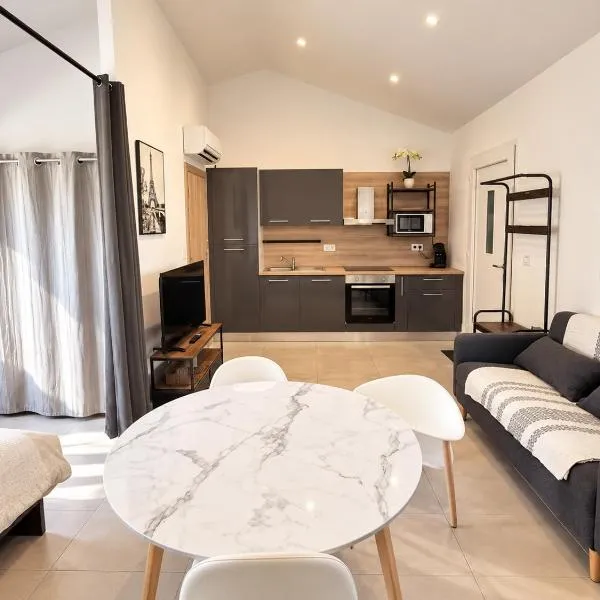 La Bella Casa - Neuf - Clim - WIFI - Parking - Tout équipé - Tout confort - Proche plages et commerces, отель в Фрежюсе