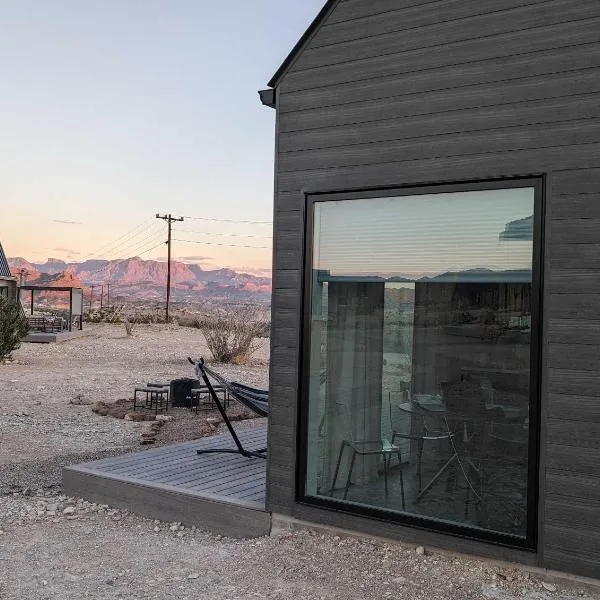 Stardust Luxury Cottage with loft & a great view, hotel v mestu Terlingua