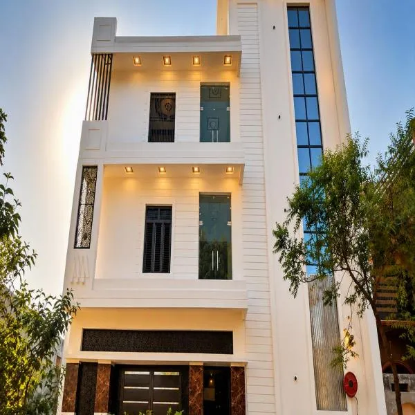 The Awadh Select Ayodhya - Free Private Parking - AC Rooms - Pure Veg, viešbutis mieste Ayodhya