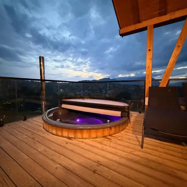 Viesnīca Royal Hill-Prince Chalet Bran- Mountain View and Hot Tub pilsētā Sohodol