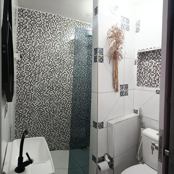 Quarto Triplo com Uma Cama de Casal e Uma de Solteiro com Ar-condicionado, Wi Fi, Banheiro Privativo - Foto 3