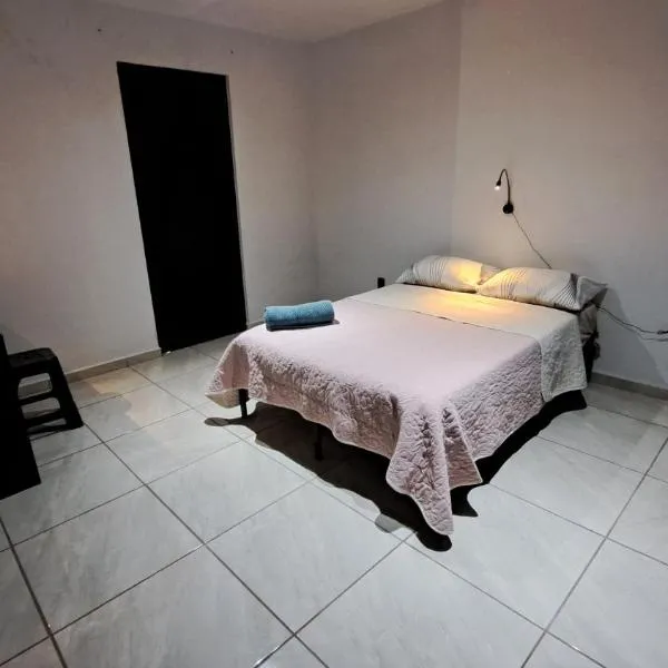 Kittys Guest Budget English House Accomodation Juriquilla Queretaro, хотел в Урикиля