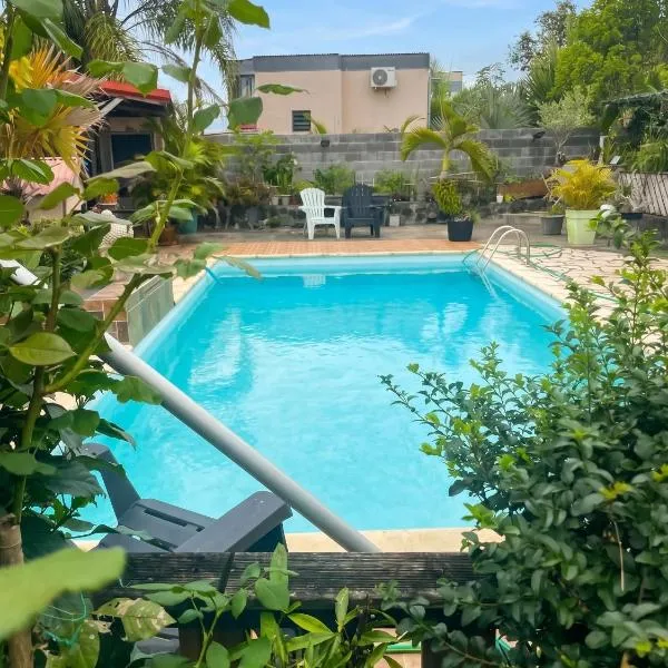 Maison charmante à Bras-Panon avec piscine et jardin、Bras-Panonのホテル
