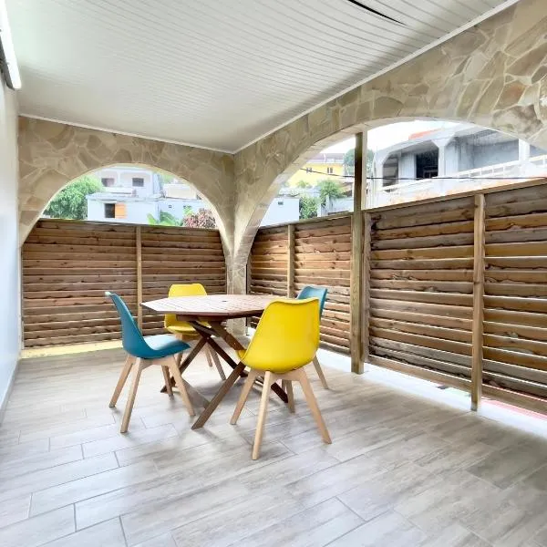 Appartement cosy à Case-Pilote avec terrasse - 65 m² – hotel w mieście Case-Pilote