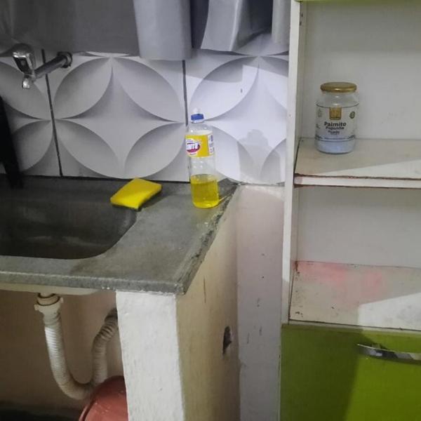 Apto com fogão, geladeira, cama, cômod, mesa e TV antiga