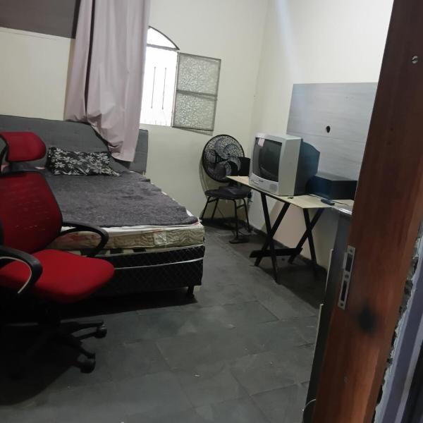 Apto com fogão, geladeira, cama, cômod, mesa e TV antiga - Foto 5