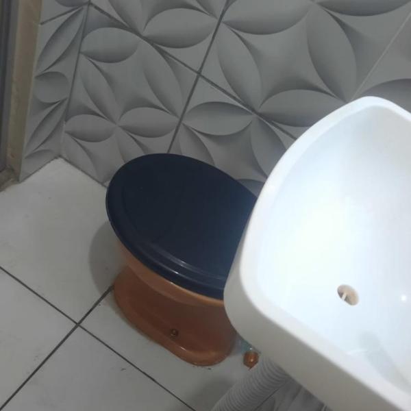 Apto com fogão, geladeira, cama, cômod, mesa e TV antiga - Foto 3
