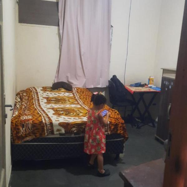 Apto com fogão, geladeira, cama, cômod, mesa e TV antiga - Foto 2