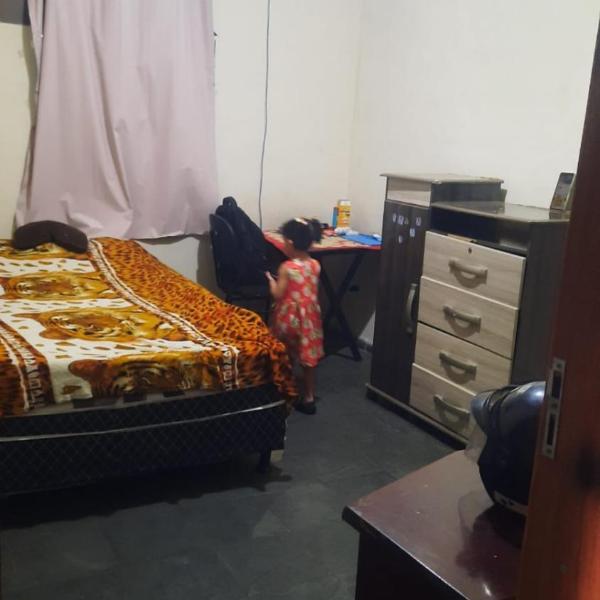 Apto com fogão, geladeira, cama, cômod, mesa e TV antiga - Foto 4