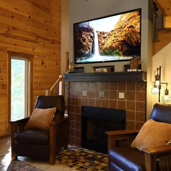 Hillside Hideaway Retreat - A Secluded Modern Cabin, hotel in Hot Springs