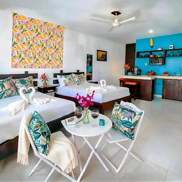 Beach 6 Min Walk, 2 Blue Flag Beaches 10 Min, Kitchen, WiFi, AC, 1BR King, Double & 2BR Duplex, Sleeps 2-8, Free Bikes & Beach Chairs, hotel v destinaci Playa del Carmen