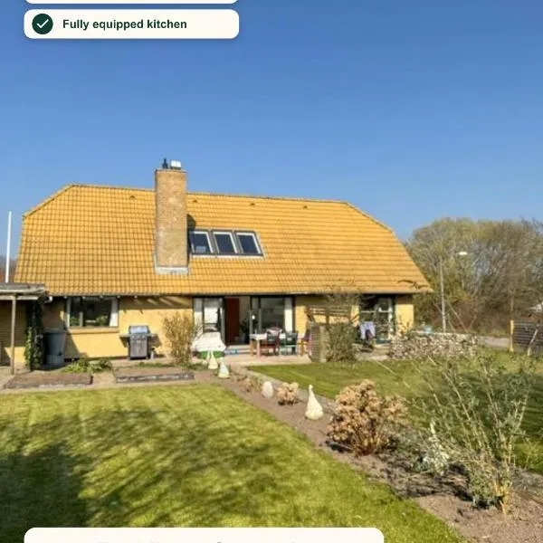 The Sunflower - Huge 240m2 7-bedroom house for many people - Free parking - 15 beds, 2 kitchen & 3 bathrooms, hotel en Munkebo