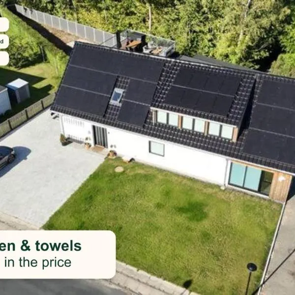 Charming house for 11 persons in Odense with Luxury Rooftop Deck & Free Parking, hotel en Odense