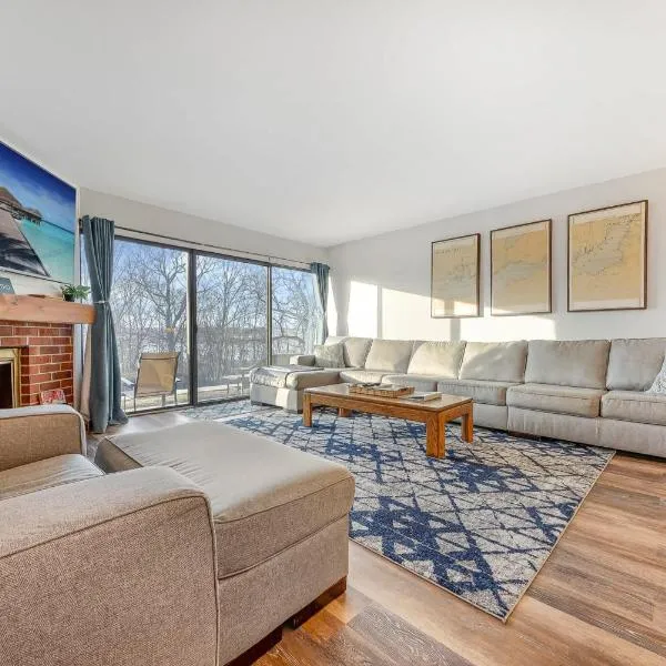 Modern Lake Geneva Condo with Year-Round Views, hotelli kohteessa Lake Geneva