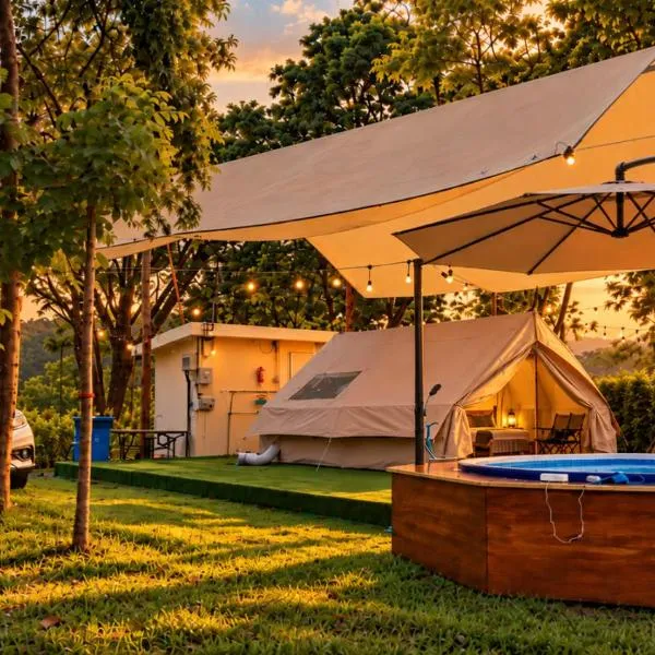 Riverside Glamping Resort Kanchanaburi, hotel i Kanchanaburi