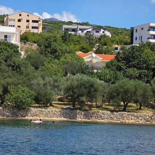 Beachfront House Nella with full privacy, hotel en Jasenice