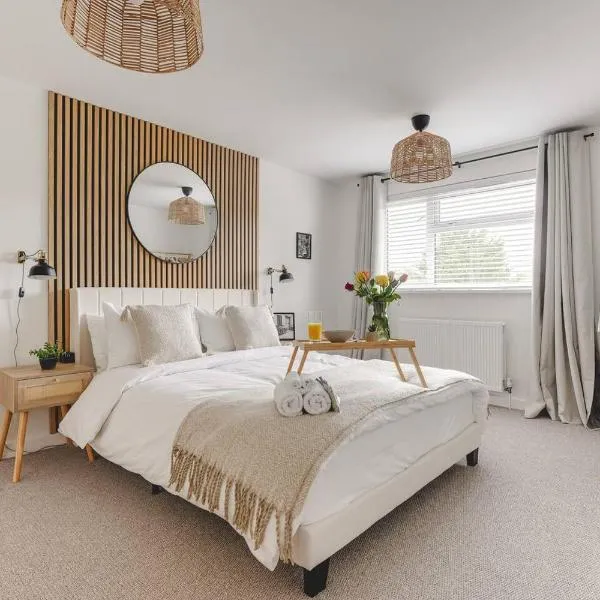 Luxury 2-Bed House in Stevenage Sleeps 6 Free Parking Barefoot & Board, hotel v destinaci Shephall