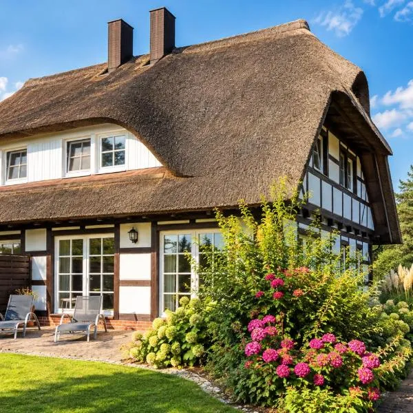 Reethus-am-Hafen Reetdachhaus Westbrise mit Garten und Blick aufs Wasser, готель у місті Rankwitz