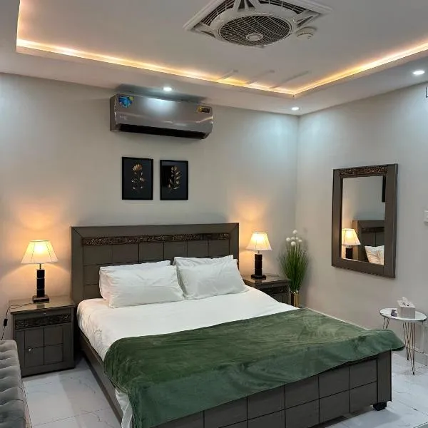 Sleek Modern 1-BHK Apt Steps from Giga Mall DHA2, hótel í Islamabad