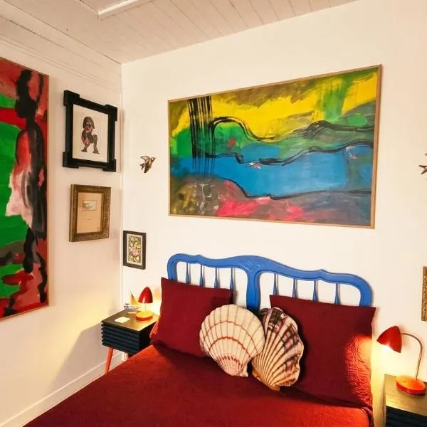 Une chambre et des tableaux: Dieppe şehrinde bir otel