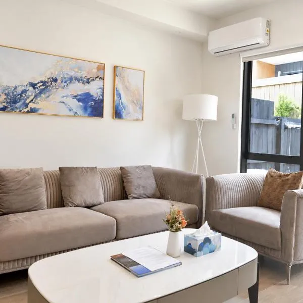 Brand New 3BR Family Townhouse & 500m to Train & Gated Community &Free Parking, hotel v Aucklande