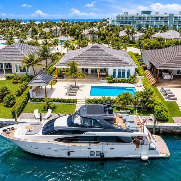 Ultra Luxe 5 Bedroom Island Villa with Dock & Pool, hotel Bayley Townban