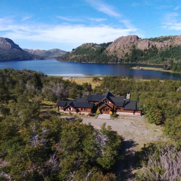 Laguna Larga Lodge، فندق في Lago Futalaufquen