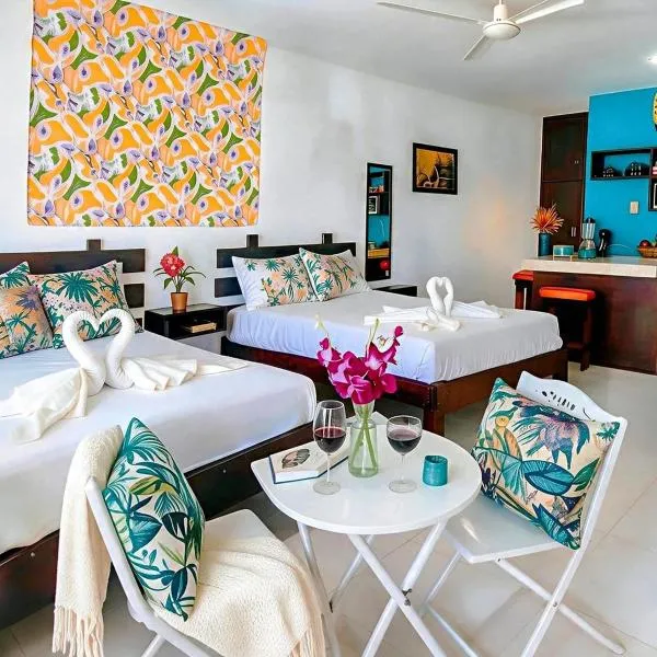 Beach 6 Min Walk, 2 Blue Flag Beaches 10 Min, Kitchen, WiFi, AC, 1BR King, Double & 2BR Duplex, Sleeps 2-8, Free Bikes & Beach Chairs, hotel v destinaci Playa del Carmen