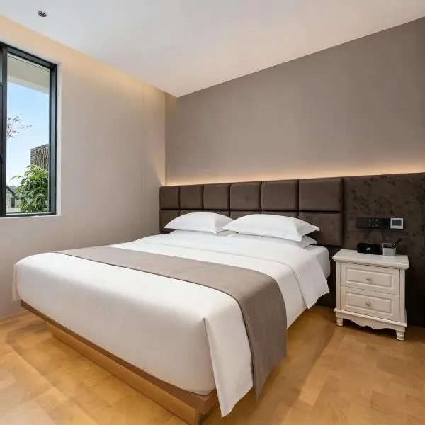 Floral Hotel Lakeside Qingshe Hotel Xiufeng Scenic Area Lushan National Park, hotel u gradu 'Xingzi'