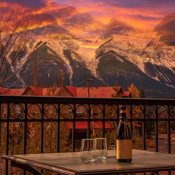Scenic Mountain View - Pool & HotTub - Fireplace - BBQ!, hotel u gradu 'Canmore'