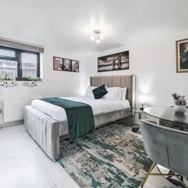 The Opal Lux, hotell i Stanwell